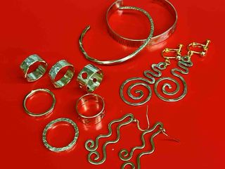 真鍮の打ち出しで作るリング、バングル、ピアスが体験出来ます。磨いてピカピカにも出来ますし、燻し仕上げも雰囲気が出て素敵です。