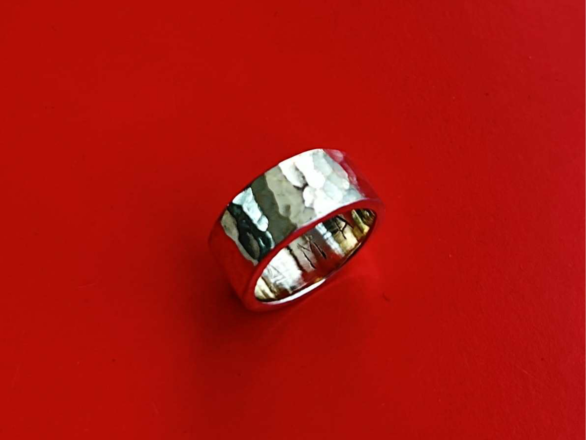 �Ɩږ͗l�̃����O�B��Ԑl�C�̂���f�U�C���ł��B���C���h�Ȋ����ɂȂ�܂��B