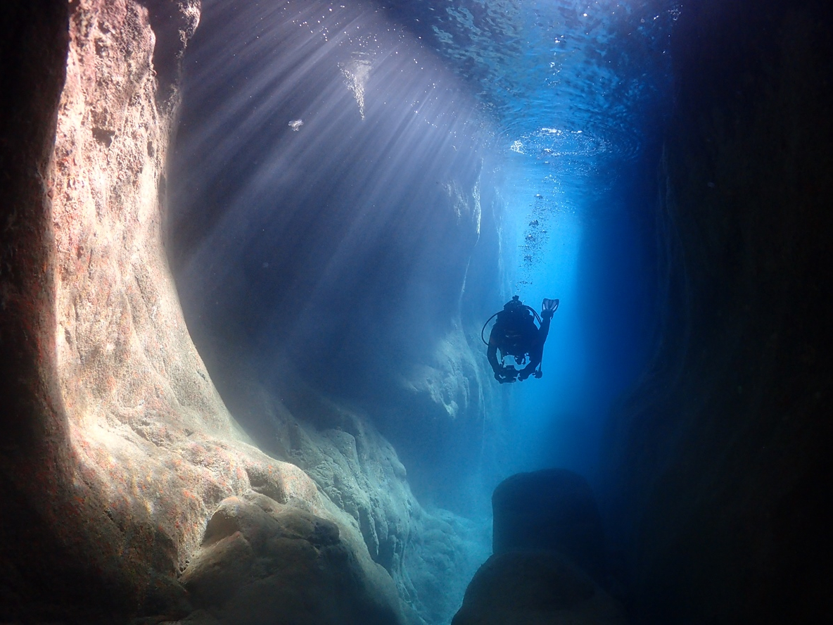 2隻のボートを参加人数により使い分けています。