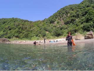 秋目湾のボートでしか行けない人気ポイント「平崎ビーチ」