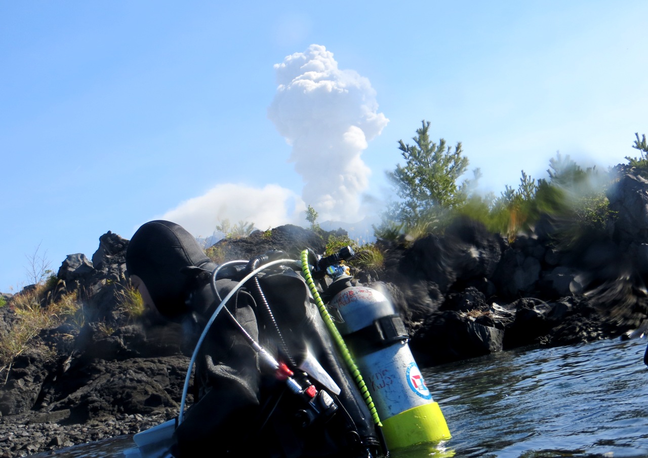 ダイビング中に運が良ければ噴煙を上げる桜島を見る事が出来るかも?