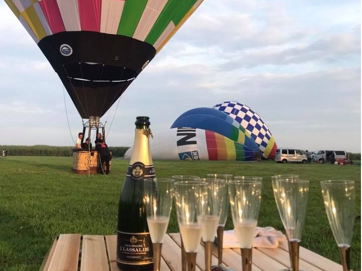 着陸後には、熱気球の発祥であるフランスの伝統にならって、シャンパンで初フライトを乾杯!