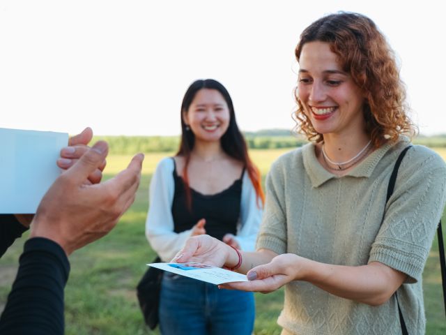 体験された方全員に搭乗証明書をプレゼント!写真をその場で張り付けて記念にもなります。