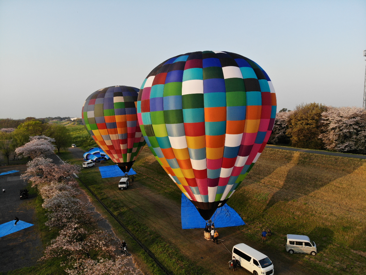 週末などご予約が多い日には2機の兄弟気球で仲良くフライト!