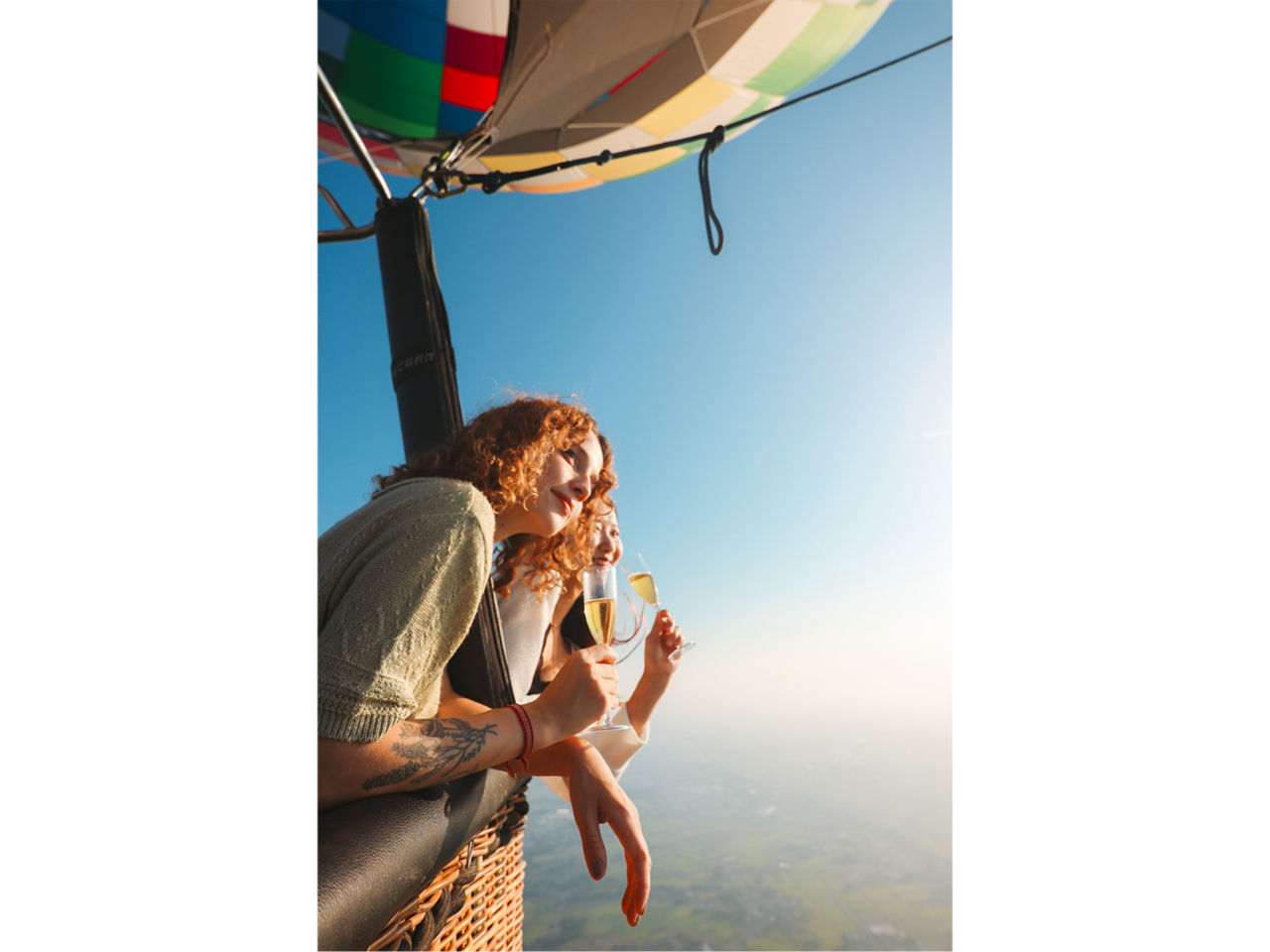 上空ではドリンクと軽食のサービスも!優雅なフライトをお楽しみください。