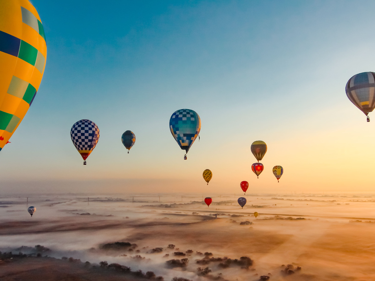 一生に一度の夢がかなうフリーフライト体験。ラムサール条約湿地の渡良瀬遊水地では多いときには10機以上が一緒にフライトします。