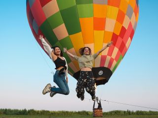 組み立てから体験し、仕組みや歴史を学んでから乗る熱気球は感動もひとしお。ウイニングバルーンクラブならではの特別なフライト体験をお楽しみください。