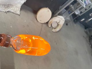 柔らかく、熱いので赤外線が出ていて、オレンジ色に見えますが、冷めると透明になります