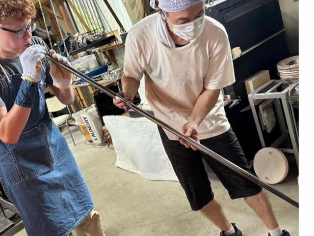 必死に吹いていますね