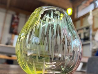 吹いて作って、別の日にカットをする。思い思いで形や模様を入れていきます。