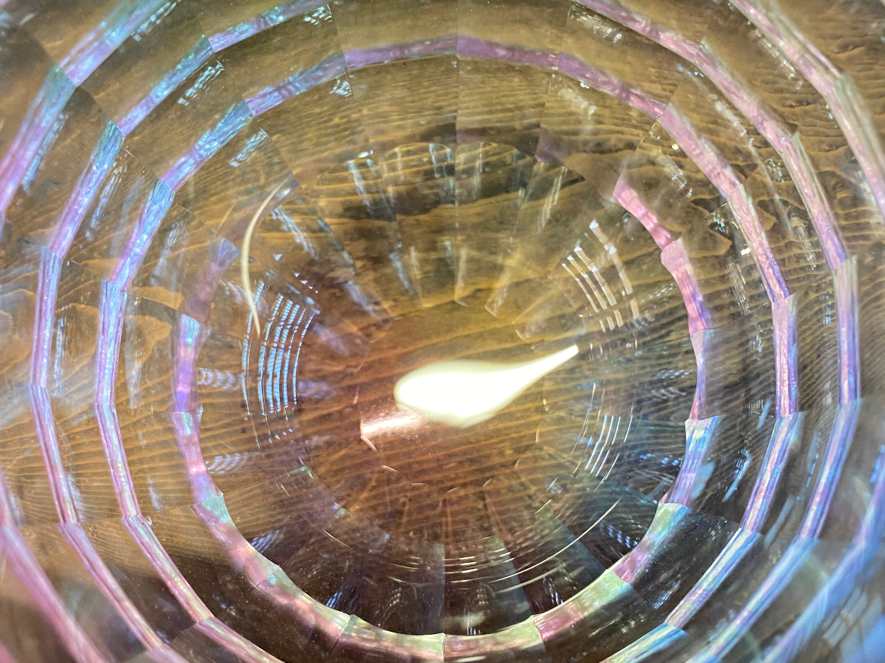 カットして面に様々な色が写り込むことで複雑な色の変化も!