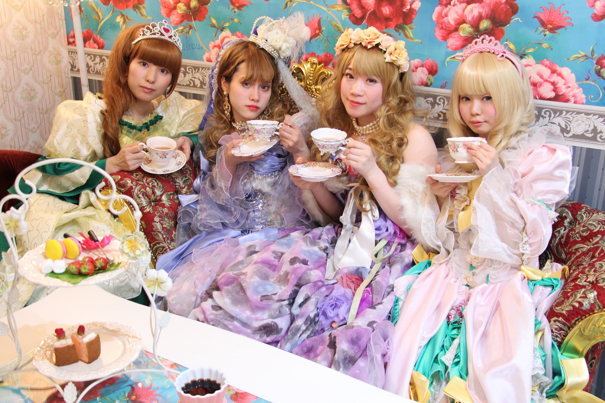 �J�t�F�v�����Z�X�̋M���ȂŃh���X�𒅂ăe�B�[�^�C���i�h�����N��500�~�j