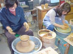 電動ろくろ★陶芸家を目指して体験される方もいらっしゃいます。