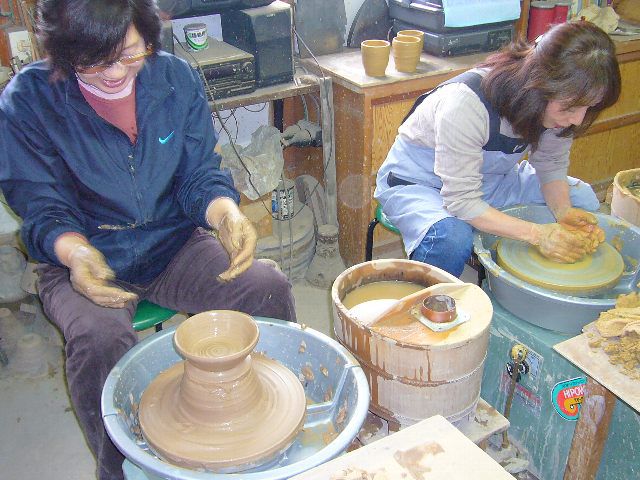 電動ろくろ★陶芸家を目指して体験される方もいらっしゃいます。