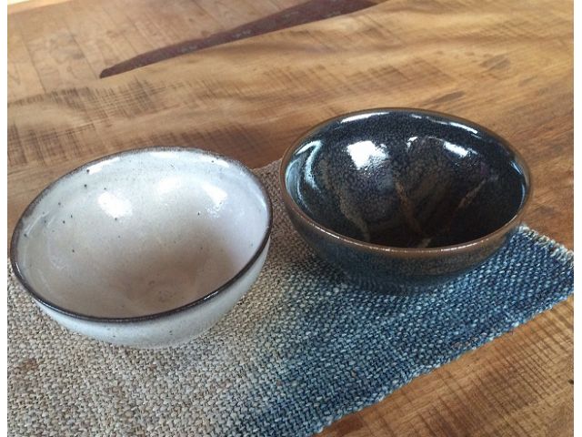 釉薬の例☆左は藁白・右は油滴です。