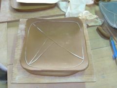 タタラ作りも可能です。タタラ作りでは自由度が高く板状で変化をつけることができます。