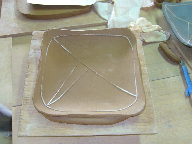 タタラ作りも可能です。タタラ作りでは自由度が高く板状で変化をつけることができます。