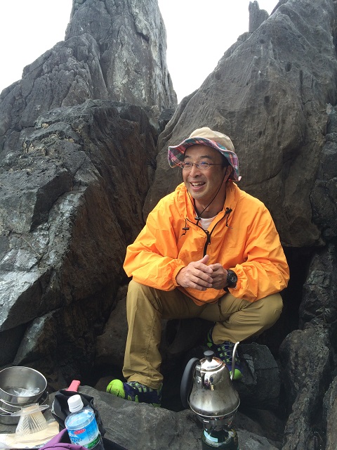 案内人の千葉です。岩場で皆さんのためにコーヒーを準備しています♪
