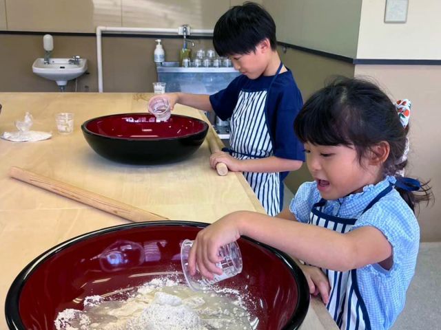 小学生低学年くらいからそば打ち体験に挑戦する方が多いです。