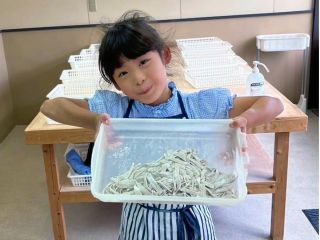 包丁を使う場面は保護者の方や指導者がサポートして行います。