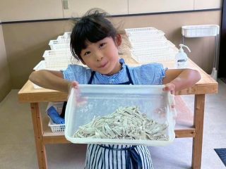 包丁を使う場面では、保護者の方や指導者がサポートさせていただきます。