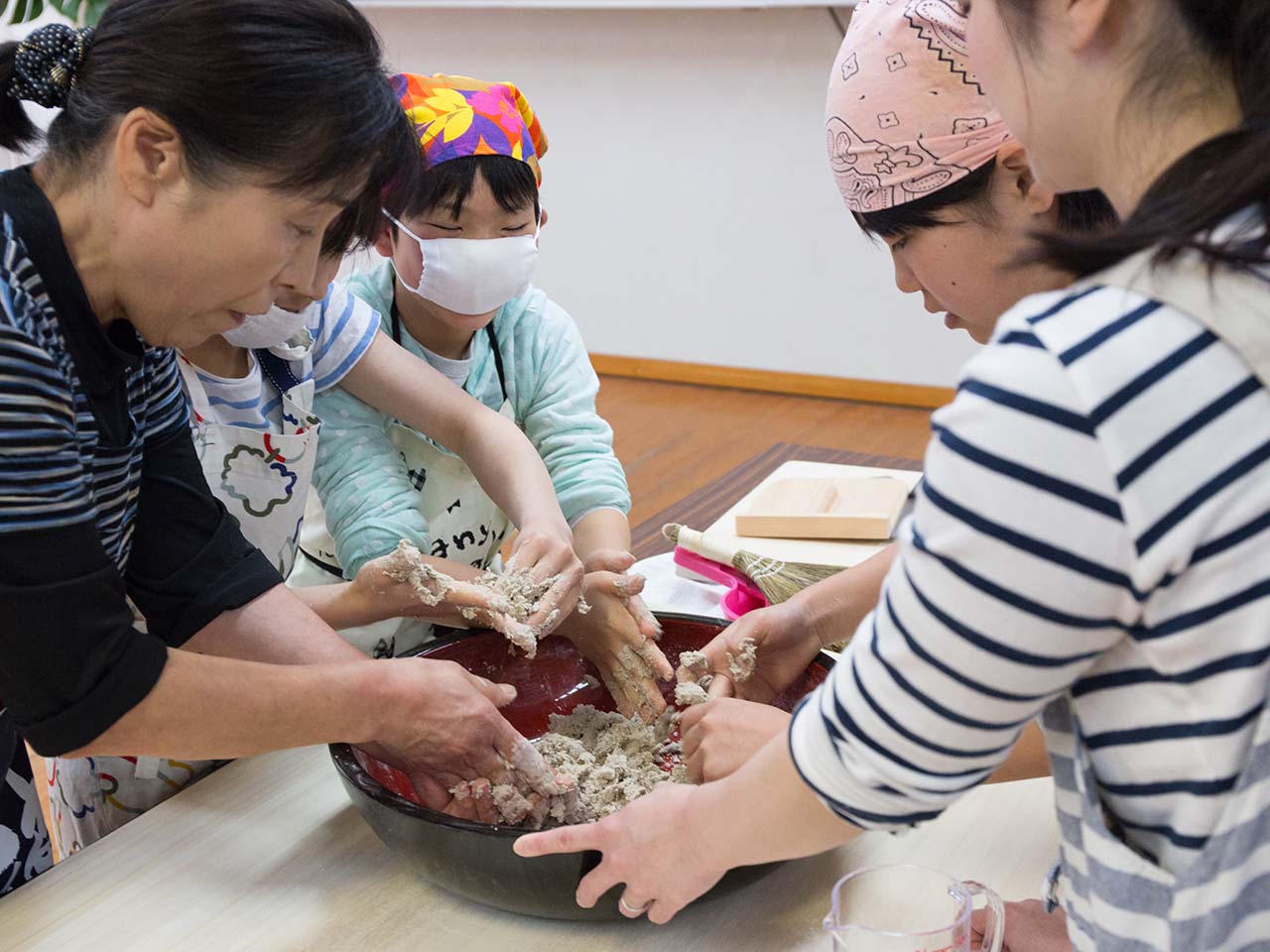 そば粉と水を混ぜてこねていきます。