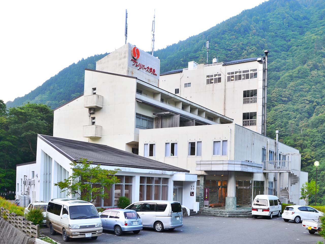 サンリバー大歩危内1F。無料駐車場をご利用いただけます。