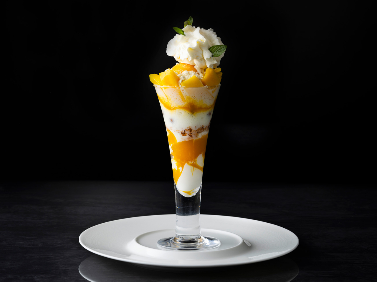 マンゴーとホワイトチョコのパフェ