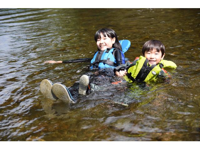 川ガキ川原塾 ・2歳から参加OK!川育川下り♪遊んで、学んで、川がもっと好きになる!:モカムカ