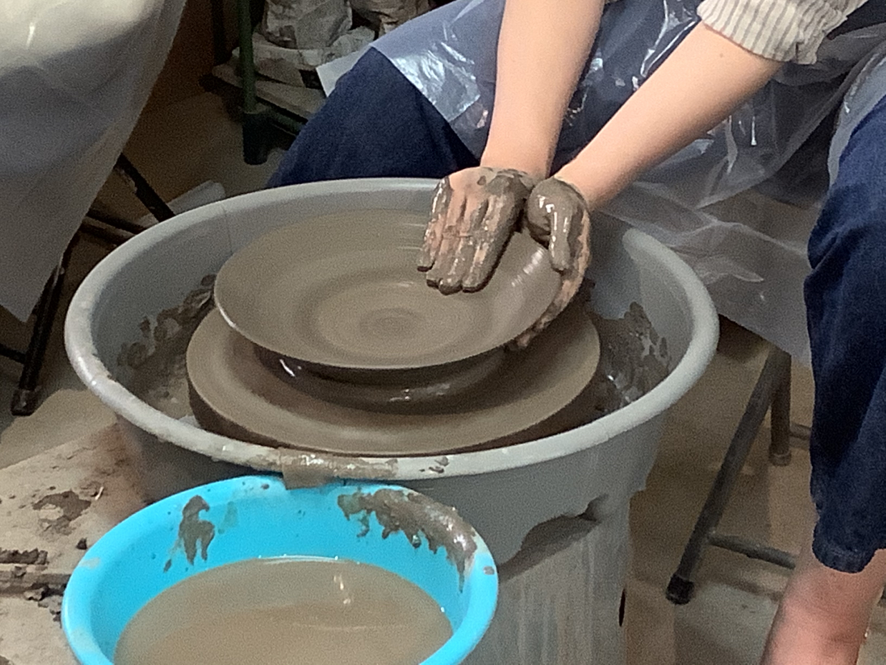 色々出来たので!大皿に挑戦ですね!さあ上手くいくでしょうか。初めての人の成功率は50%くらい?!