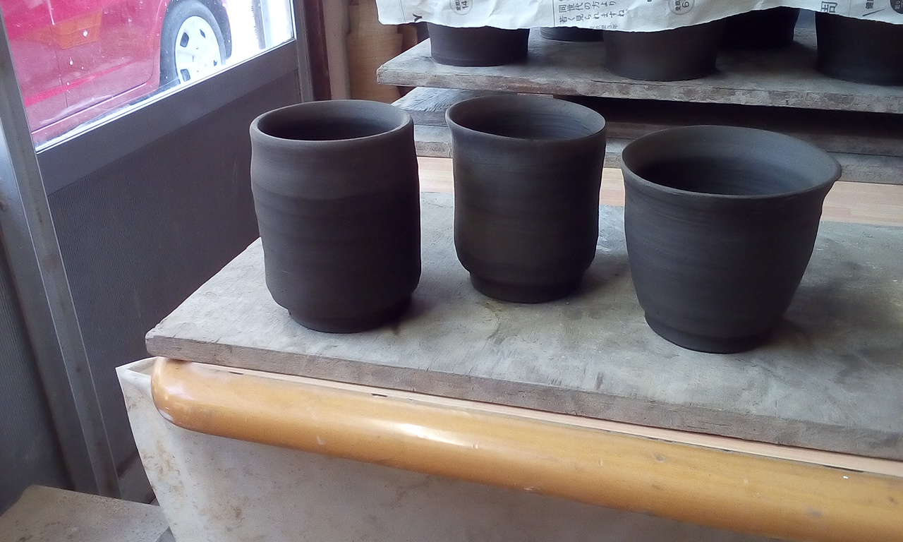 こちらは後日仕上げ後のお湯呑みの作品例です。ここから乾燥後に焼成させて完成です。
