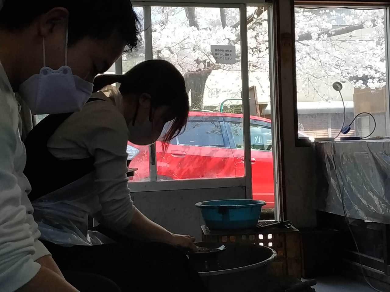 春には、見上げると桜の花が綺麗です。お花見しながらの陶芸体験。特別な思い出です♪