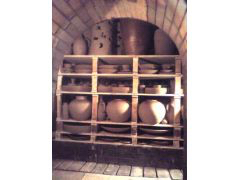 作品は最低二週間をかけて乾燥した後、窯詰めするのにも二週間かかりますね。でも楽しい、最も創造的な作業です。