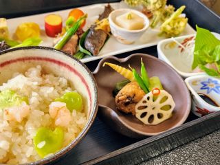 神通峡の紅葉を眺めながら地元の食材を使った料理を堪能。 紅葉を特等席で眺めながらゆったり昼食を楽しめます♪