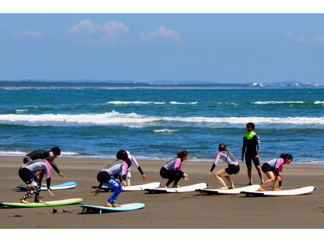 海に入る前にオリエンテーション。ボードの上での動作手順を確認!波に立つ自分をイメージしましょう!