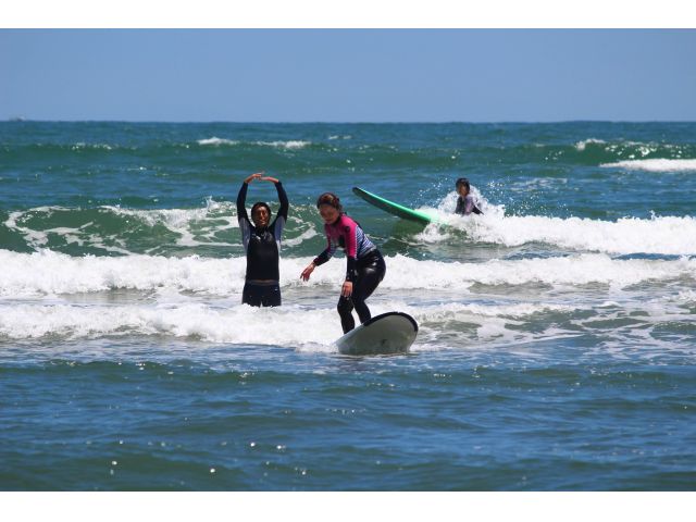 インストラクターも一緒に海に入ります。足の届く範囲から始めますので、泳ぎに自信のない方も安心。ボードに立つタイミングはインストラクターが導きます!