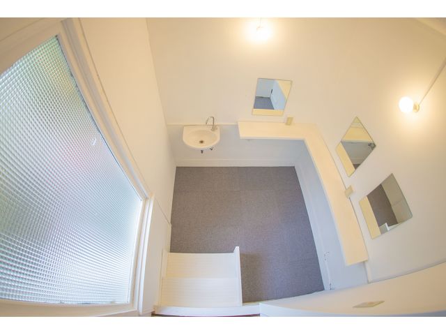 シャワーの後はパウダールームでドライヤーとお化粧直しをどうぞ。着替えてすぐにクラブハウス内に戻れるのも、海まで37mの立地だからこそ。実現できました。