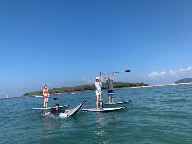 ボードの上でパドルを使い漕ぎ出し、自分の力だけで推進力を得るSUPは、大人の冒険心をくすぐる。