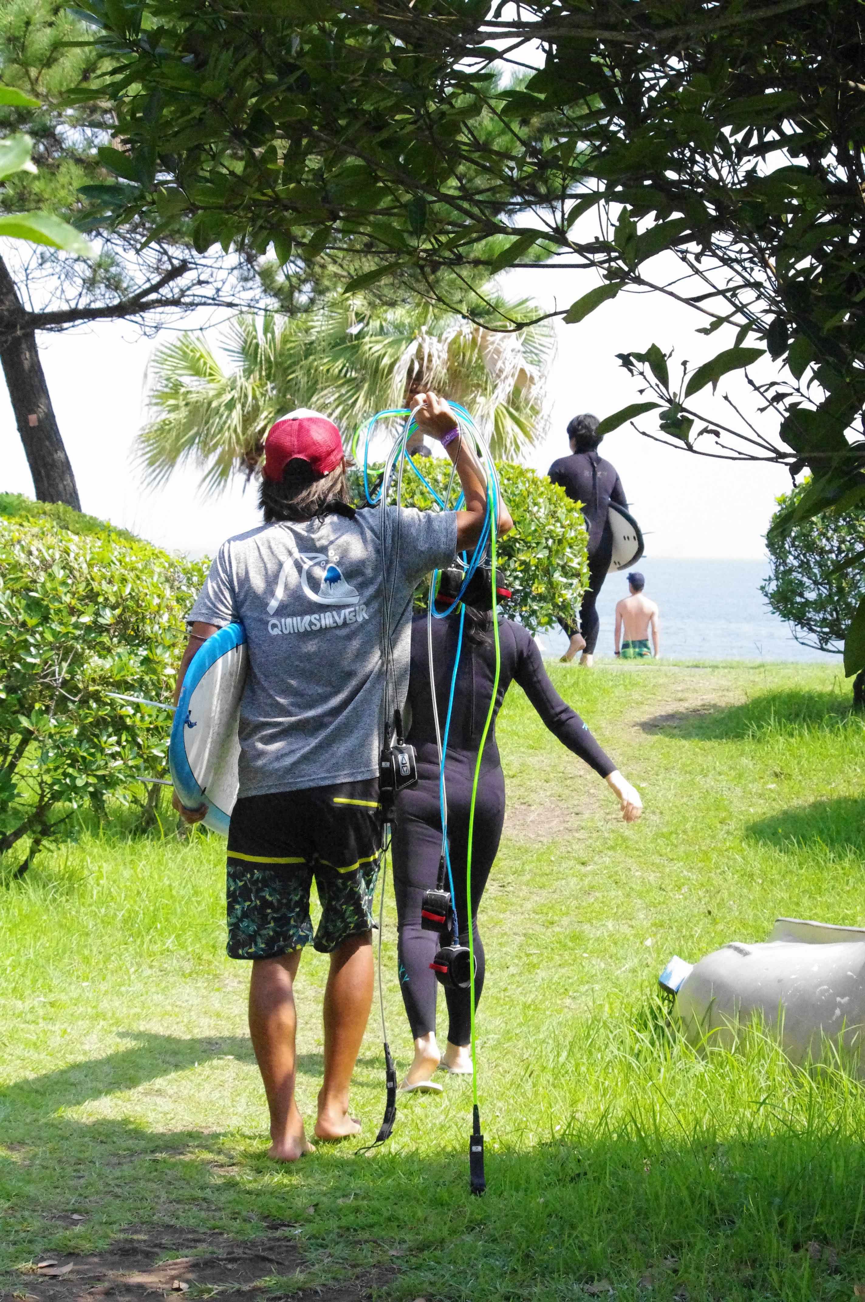 海まで徒歩17秒！最初はちょっと重たく感じるボードも海まですぐそこなので、苦にならない。体力が心配という方も気負わずご参加になれます。