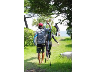 海まで徒歩17秒!最初はちょっと重たく感じるボードも海まですぐそこなので、苦にならない。体力が心配という方も気負わずご参加になれます。