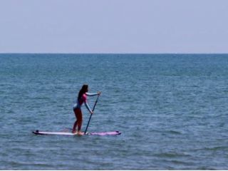 青島海岸でSUPに挑戦!浮力の高いボードを使用し、比較的に簡単に波に立つことができます。全く初めての方、初心者、お一人での女性も大歓迎です。