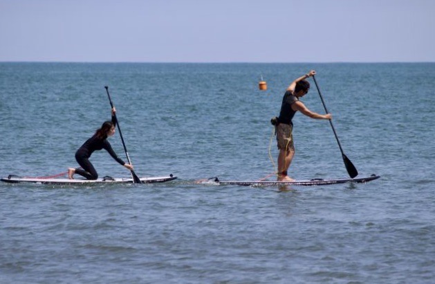 ボードの上でパドルを使い漕ぎ出し、自分の力だけで推進力を得るSUPは、大人の冒険心をくすぐる。