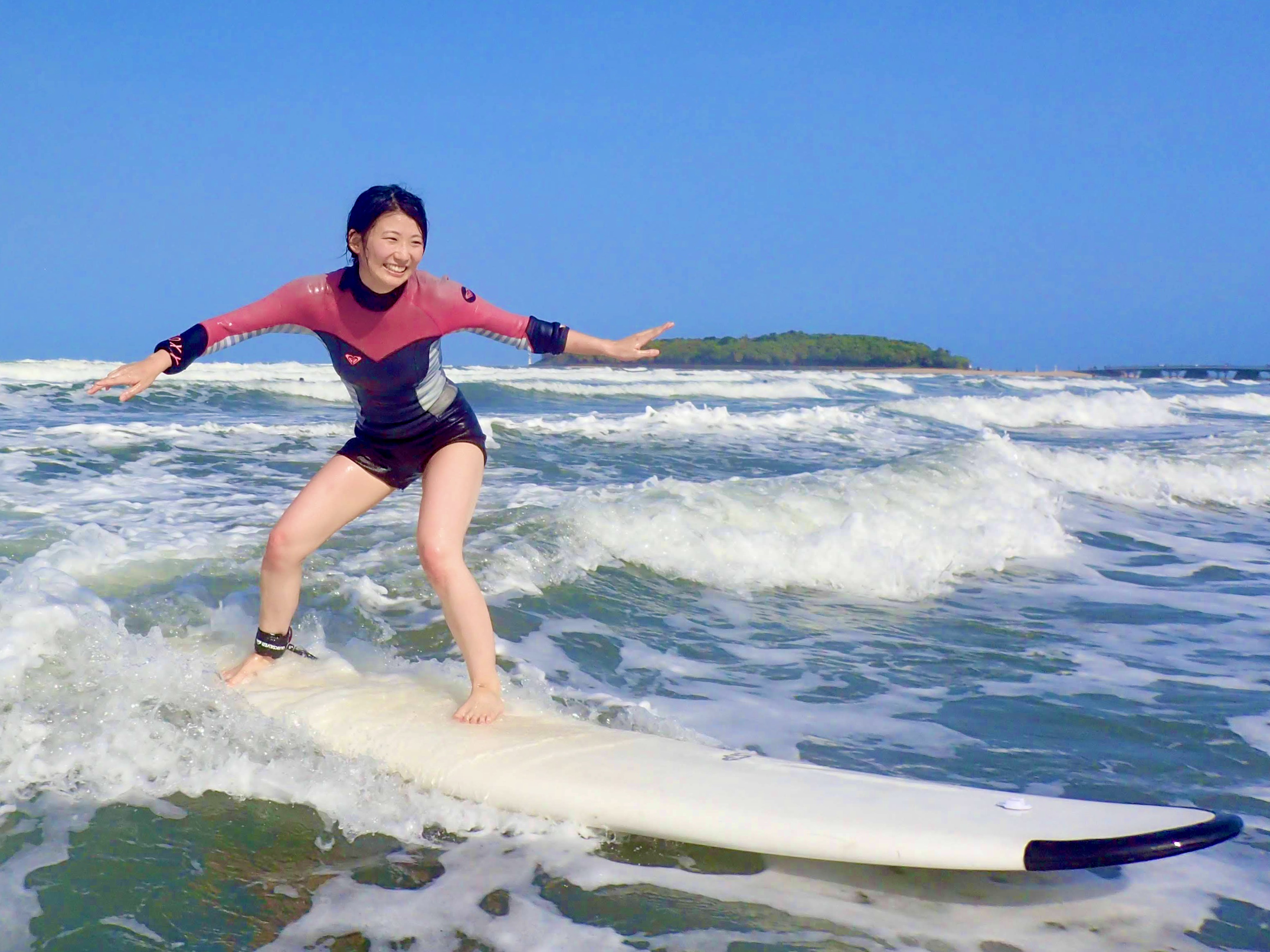 青島のやさしい波で、サーフィンに挑戦!浮力の高いボードを使用し、比較的に簡単に波に乗ることができます。全く初めての方、初心者、お一人での女性も大歓迎です。