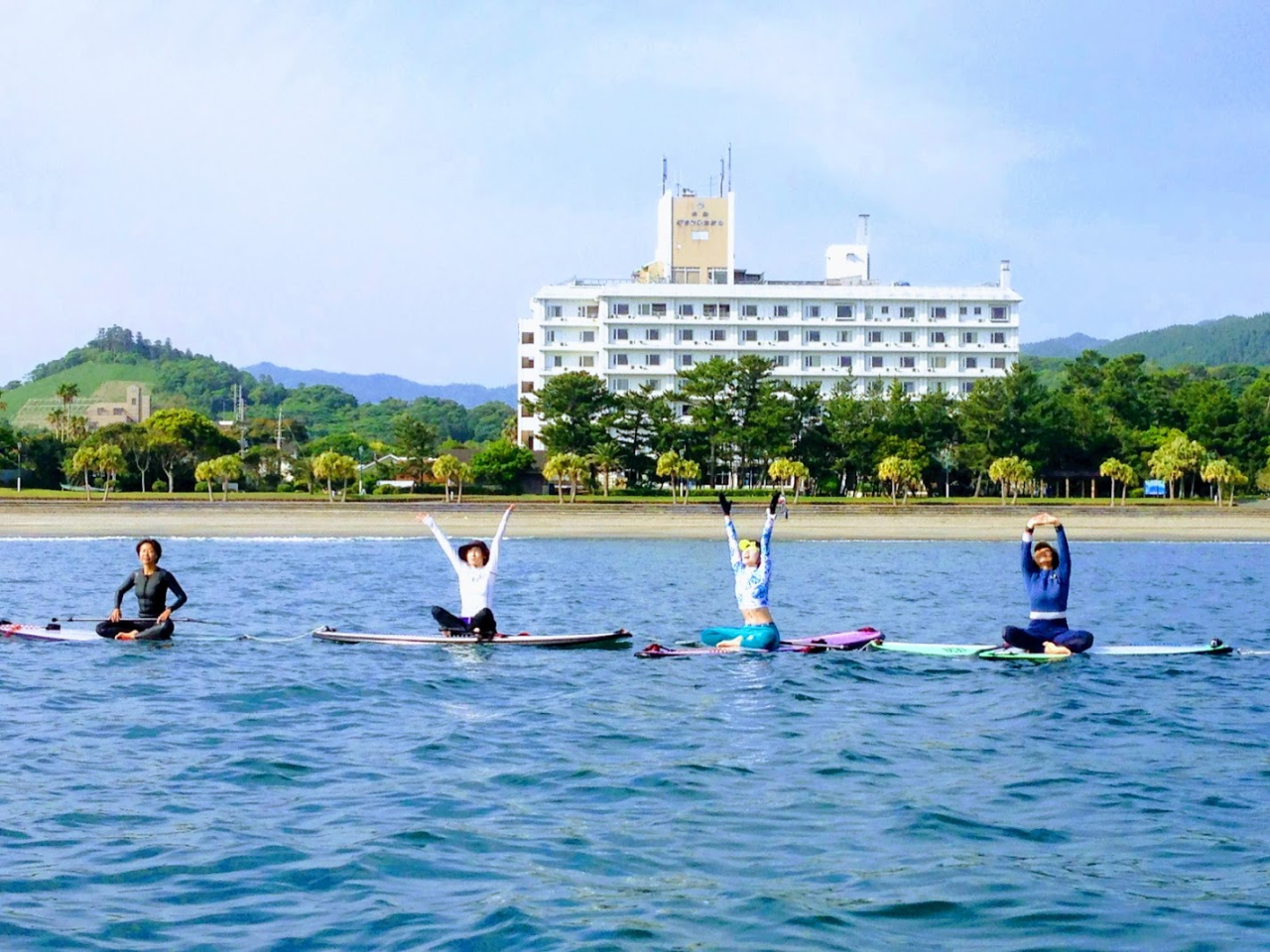 ボードの上で座りポーズを行います