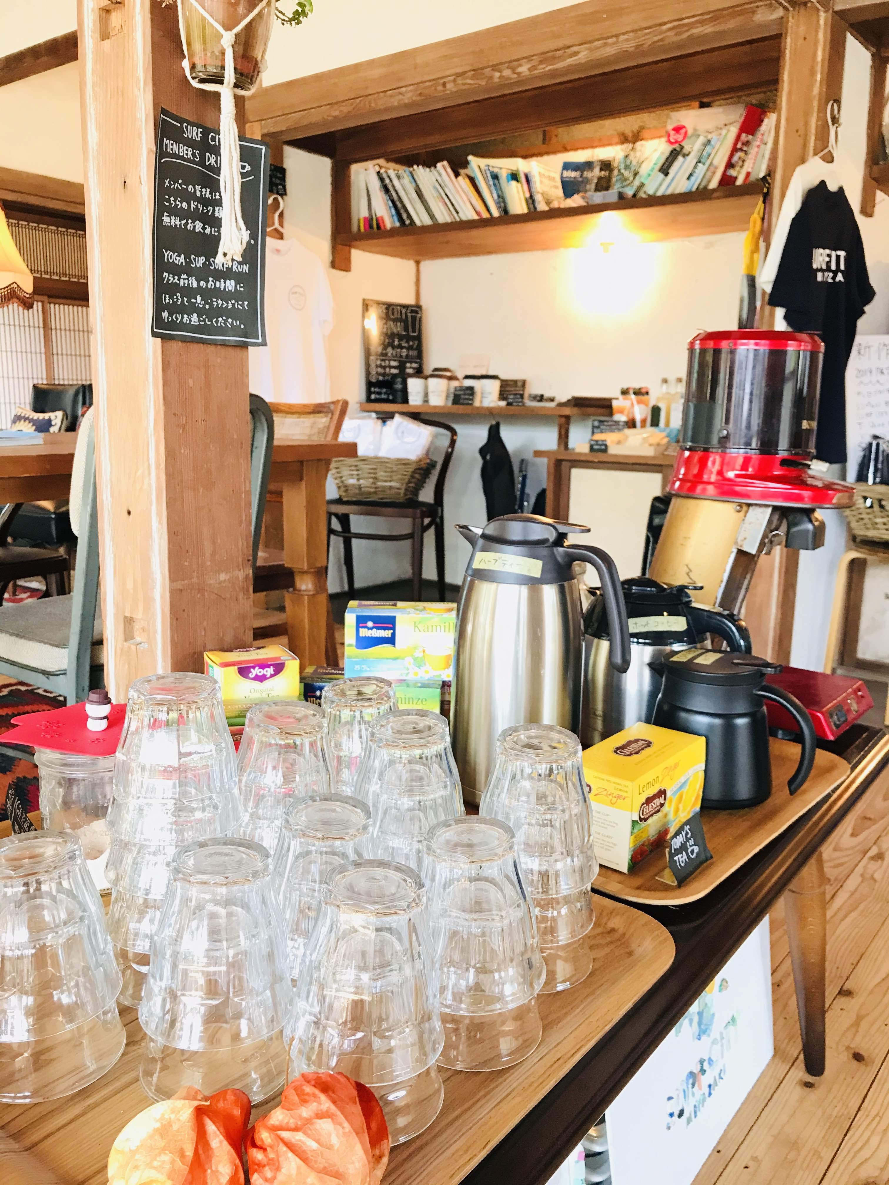 身支度が出来たら、ラウンジでティーブレイク。ハーブティーとコーヒーが選べます。ラウンジでインストラクターや一緒に参加した方との交流も楽しいひととき。