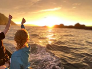 船上から見る夕日は格別です