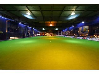 人工芝コート(25m×15m)は「ラグジュアリー×フットサル」をテーマにデザイナーズ家具と間接照明に囲まれた非日常的な雰囲気の中でプレーできます!