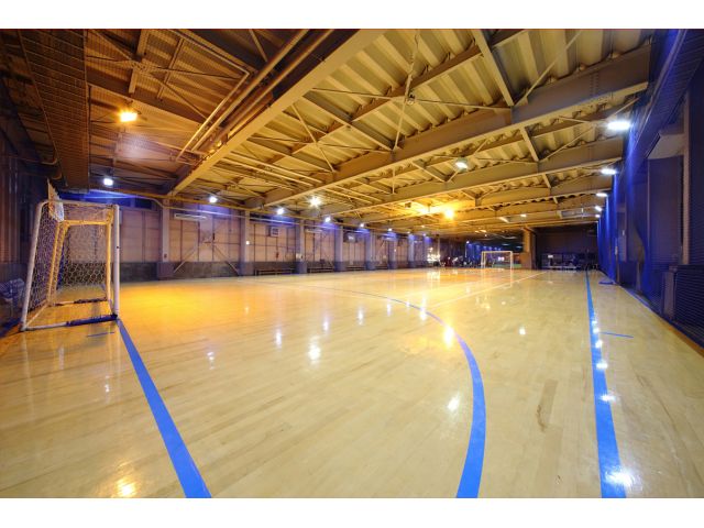 フローリングコート(34m×16m)は「サッカースタジアム」がテーマ!コートサイドは広告看板を並べてスタジアムの雰囲気を再現!