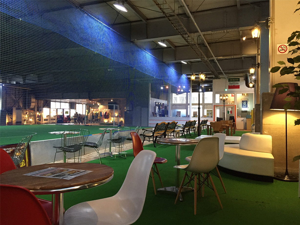 人工芝コートサイドの観戦スペースでは、デザイナーズチェアー、デザイナーズソファなど全部で約50席ございます。