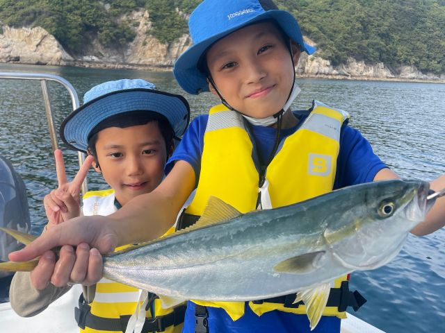 アジを釣ってエサにしての大物狙い、ハマチとかアコウが釣れたりします。釣れる瞬間のドキドキ感が堪りません。